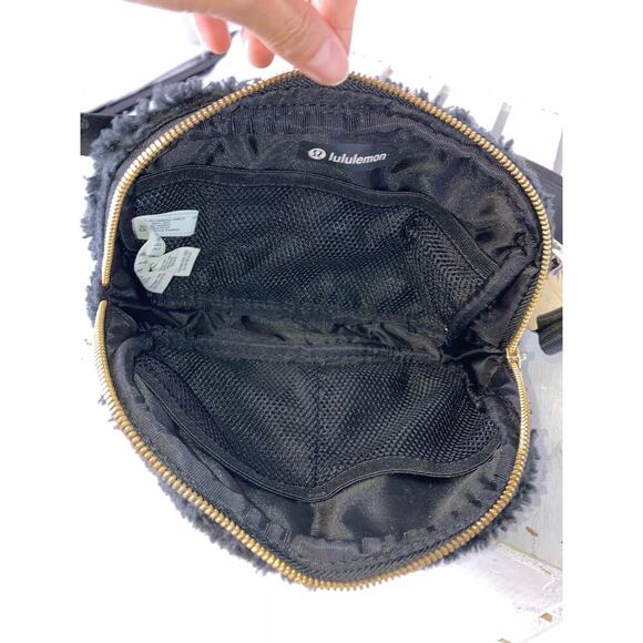LULULEMON BLACK SHERPA GOLD METAL HARDWARE BELTBAG - Picture 11 of 15